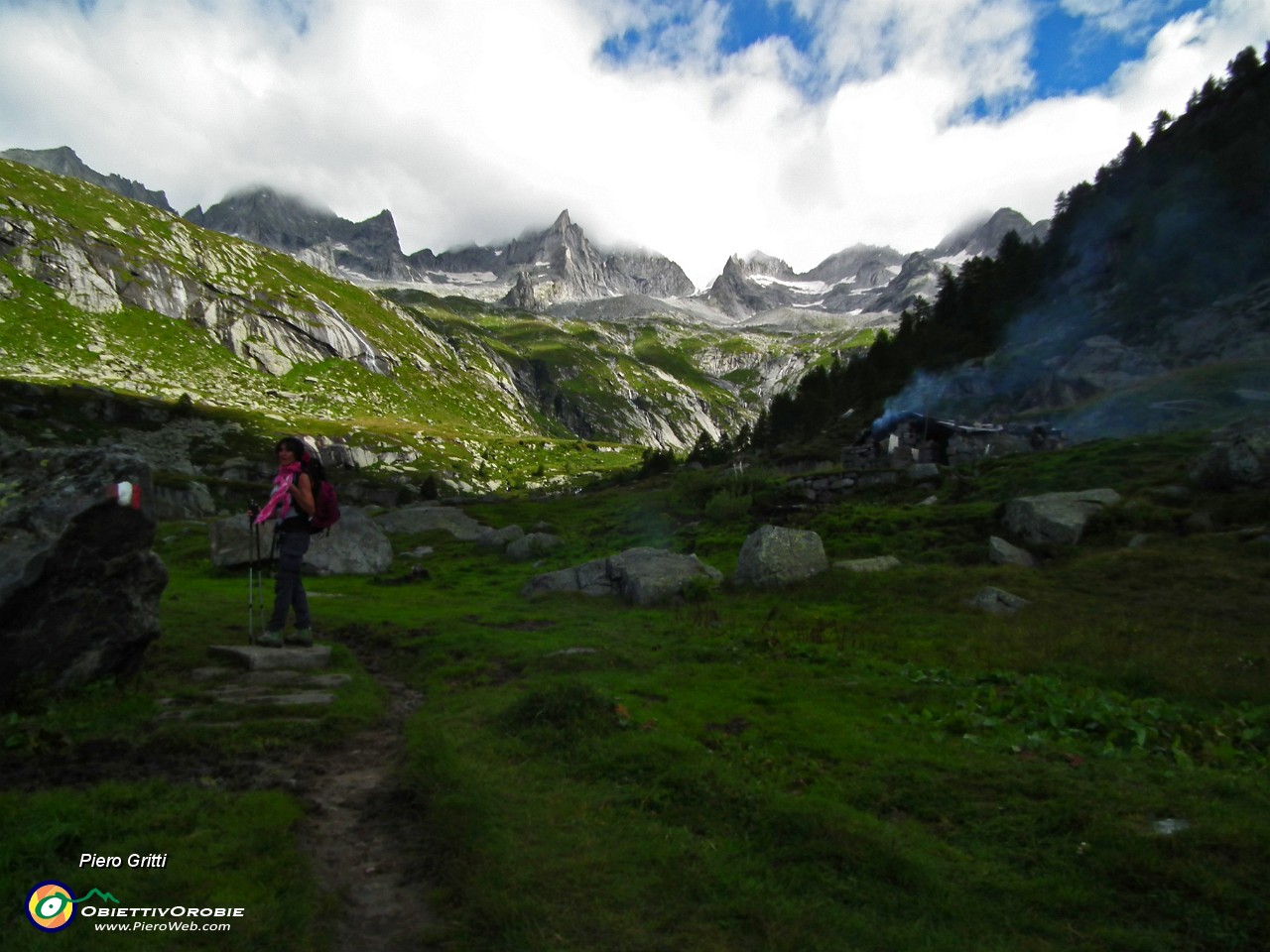 28 Alpeggio e caasera di  Val Porcellizzo con camino fumante.JPG